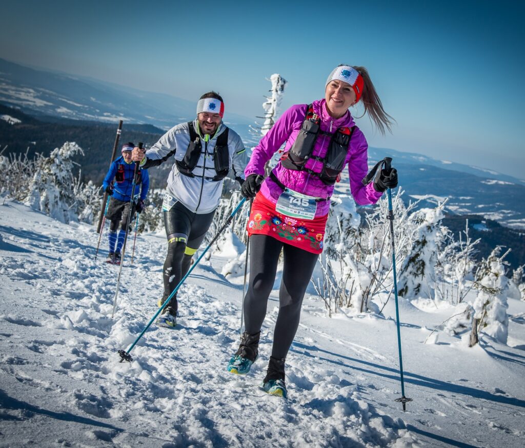 zimowy bieg g贸rski Turbacz Winter Trail, kr贸l Gorc贸w, para biegaczy w Gorcach, zimowe bieganie po 艣niegu